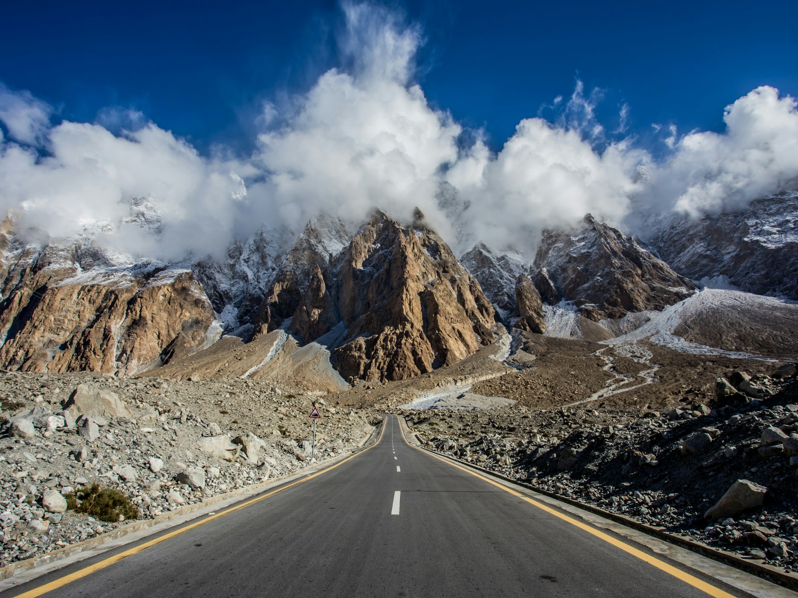 A section of the Karakoram Highway looking towards some rugged peaks © Pawika Tongtavee / Shutterstock