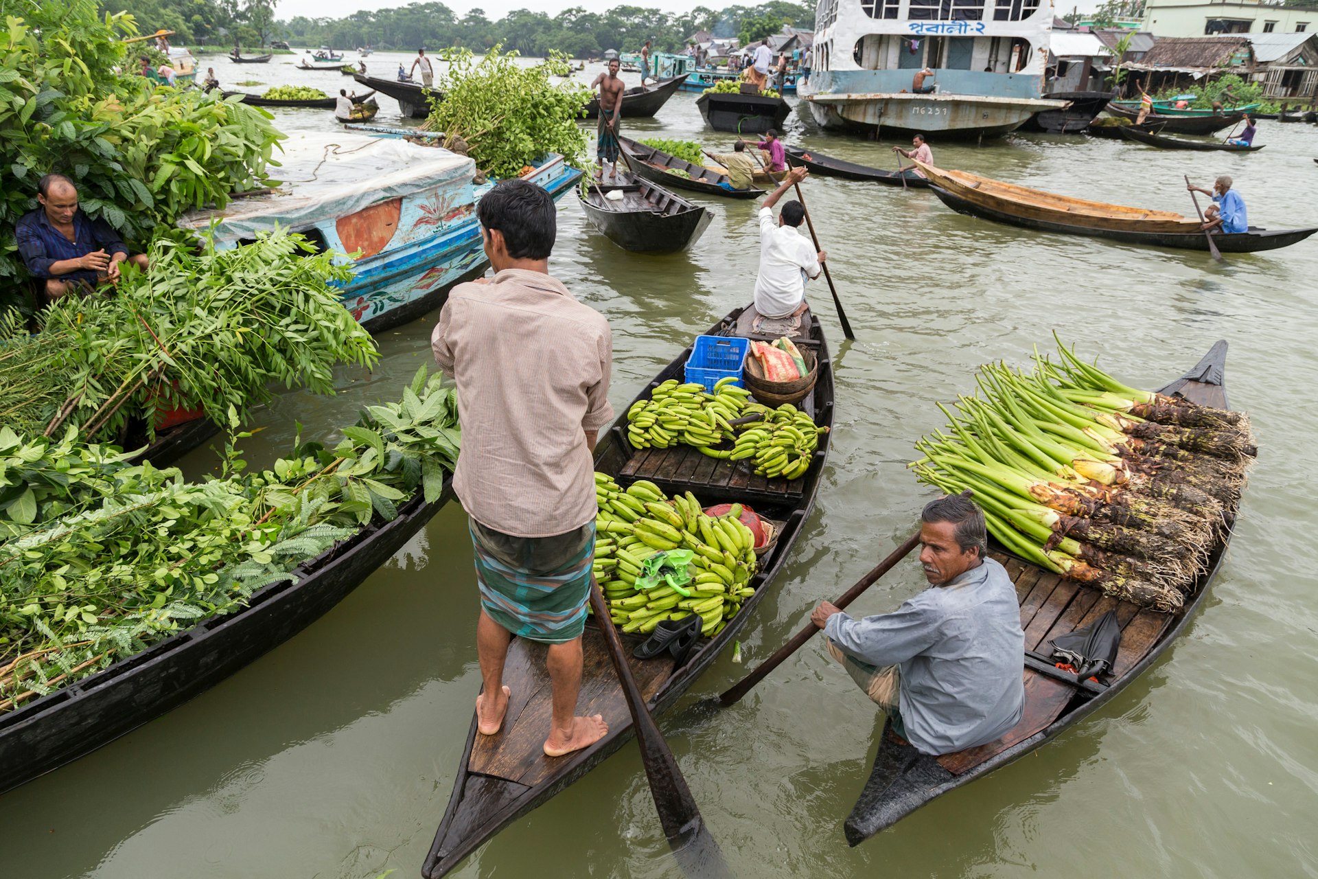 Fruit and veg for sale in the floating market at Barisal © RubyRascal/Getty Images