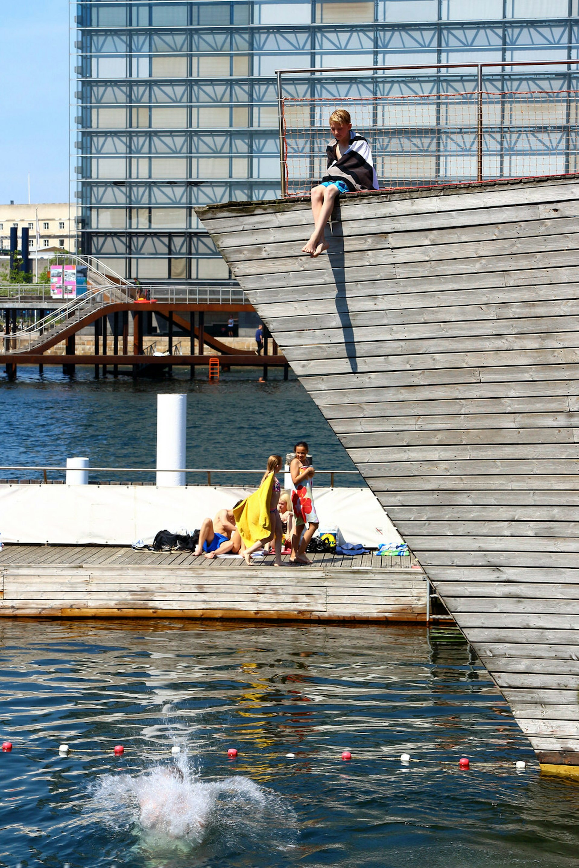 Children playing in Copenhagen's harbour baths © giannimarchetti / Getty Images