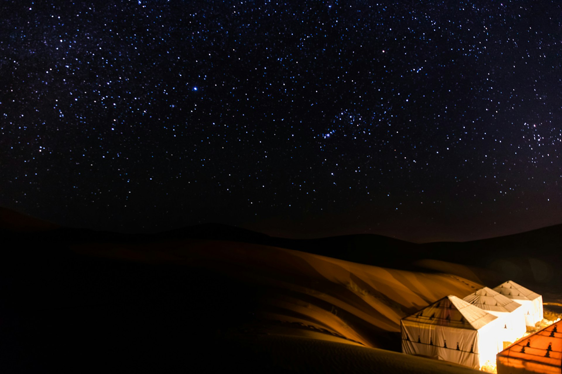 Nights in the Sahara are clear and starry © Jianwei Zhu / Shutterstock