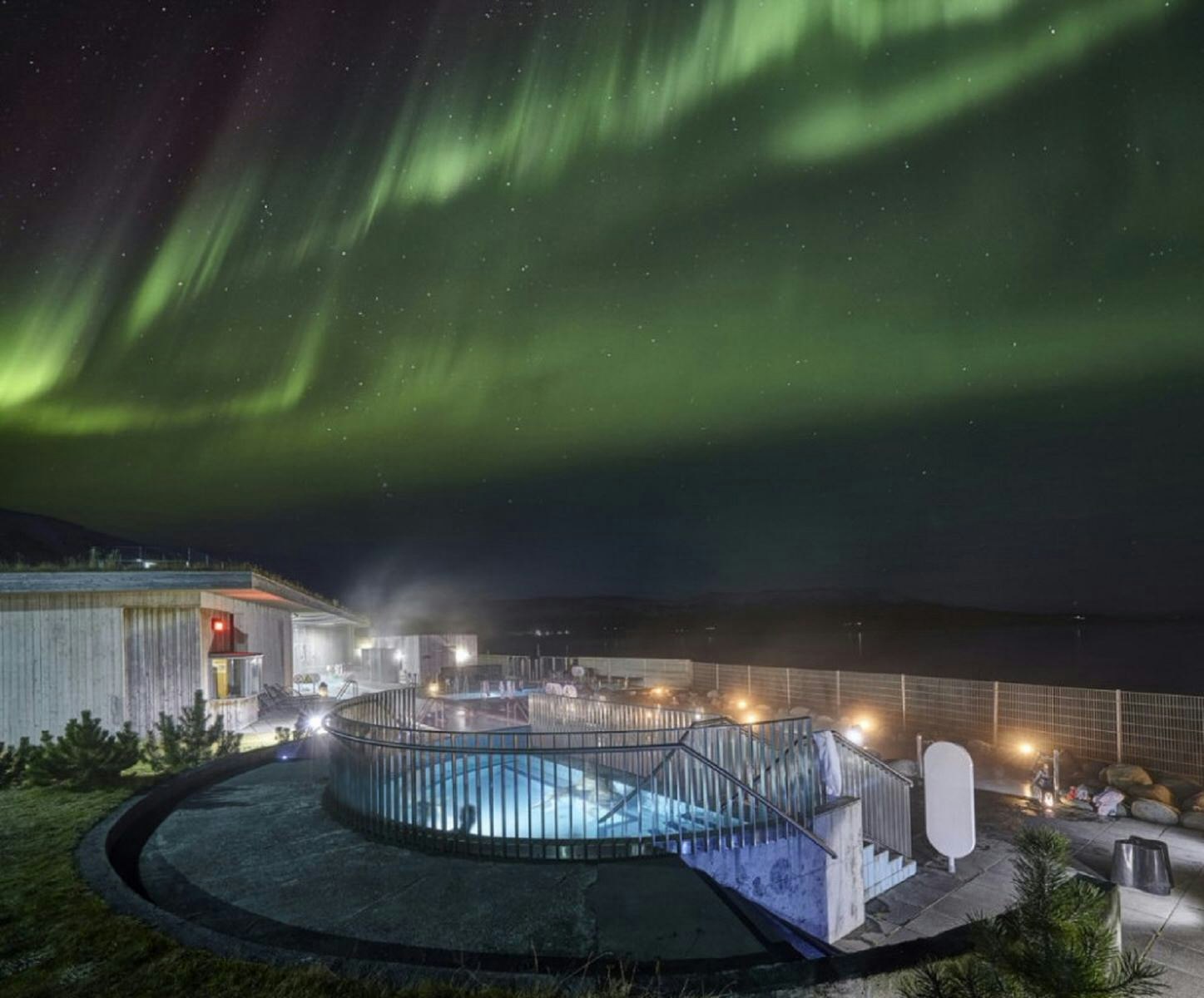 The outdoor pool at Laugarvatn Fontana with the aurora borealis visible overhead