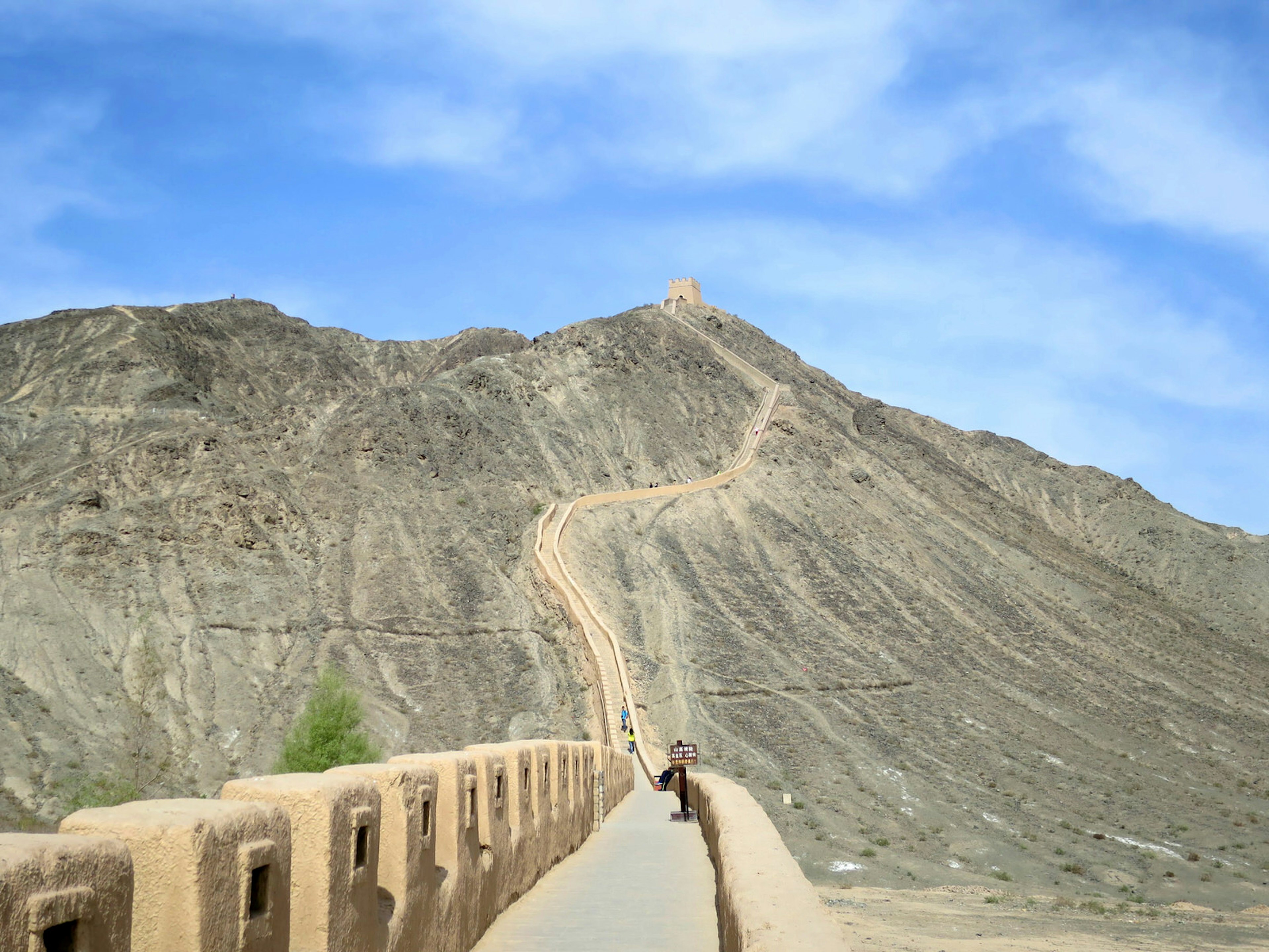 Climbing the Overhanging Great Wall at Jiayuguan © Megan Eaves / Lonely Planet