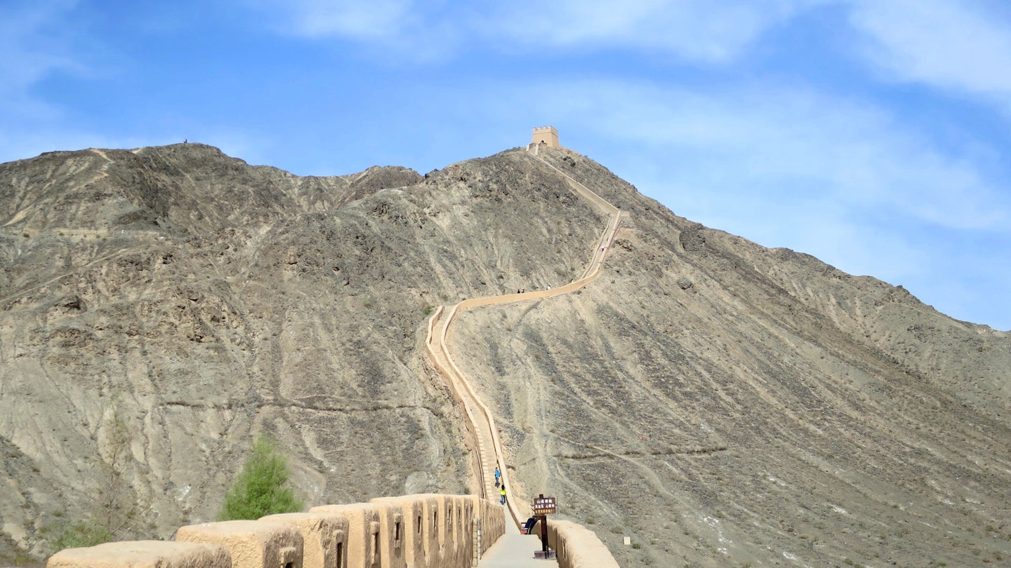 Climbing the Overhanging Great Wall at Jiayuguan © Megan Eaves / Lonely Planet