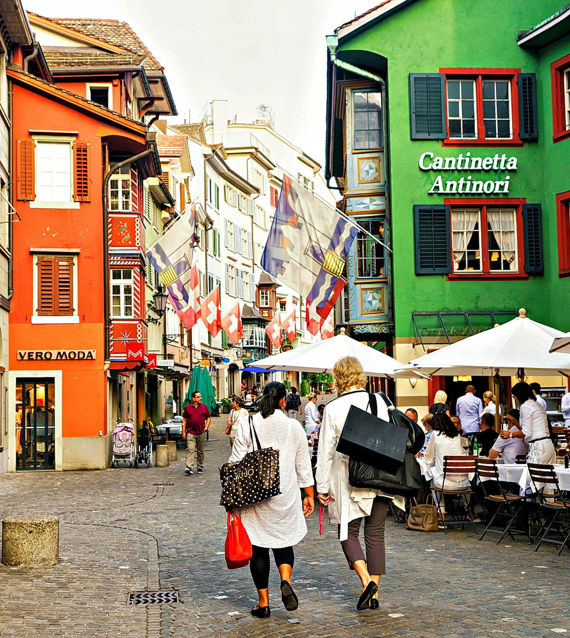 Diners eat outside of restaurants in Zürich , Switzerland
