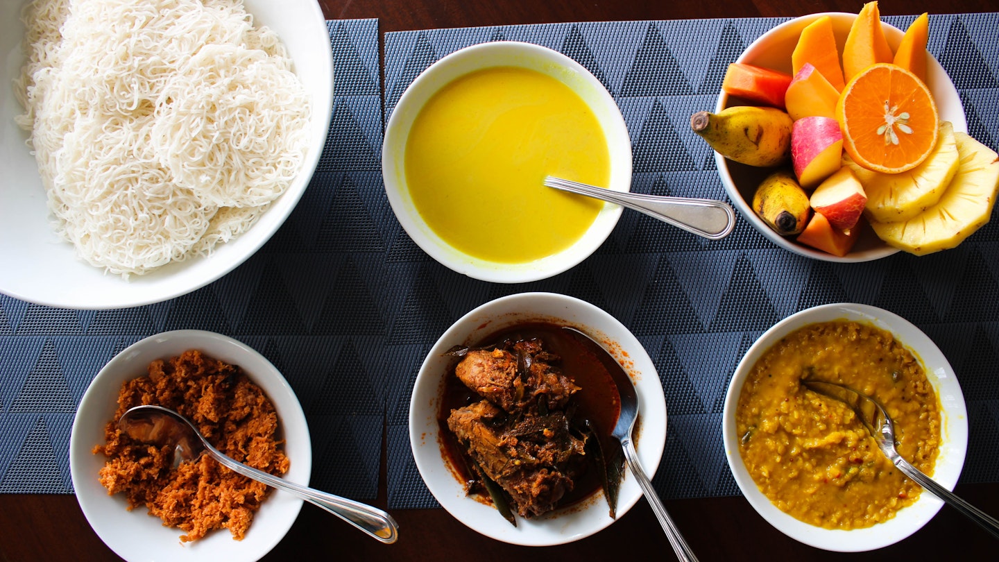 Рис и карри Шри Ланка. Национальные блюда Шри Ланки. Карри блюдо Шри Ланка. Шри ланкийский завтрак. Паста шри ланка
