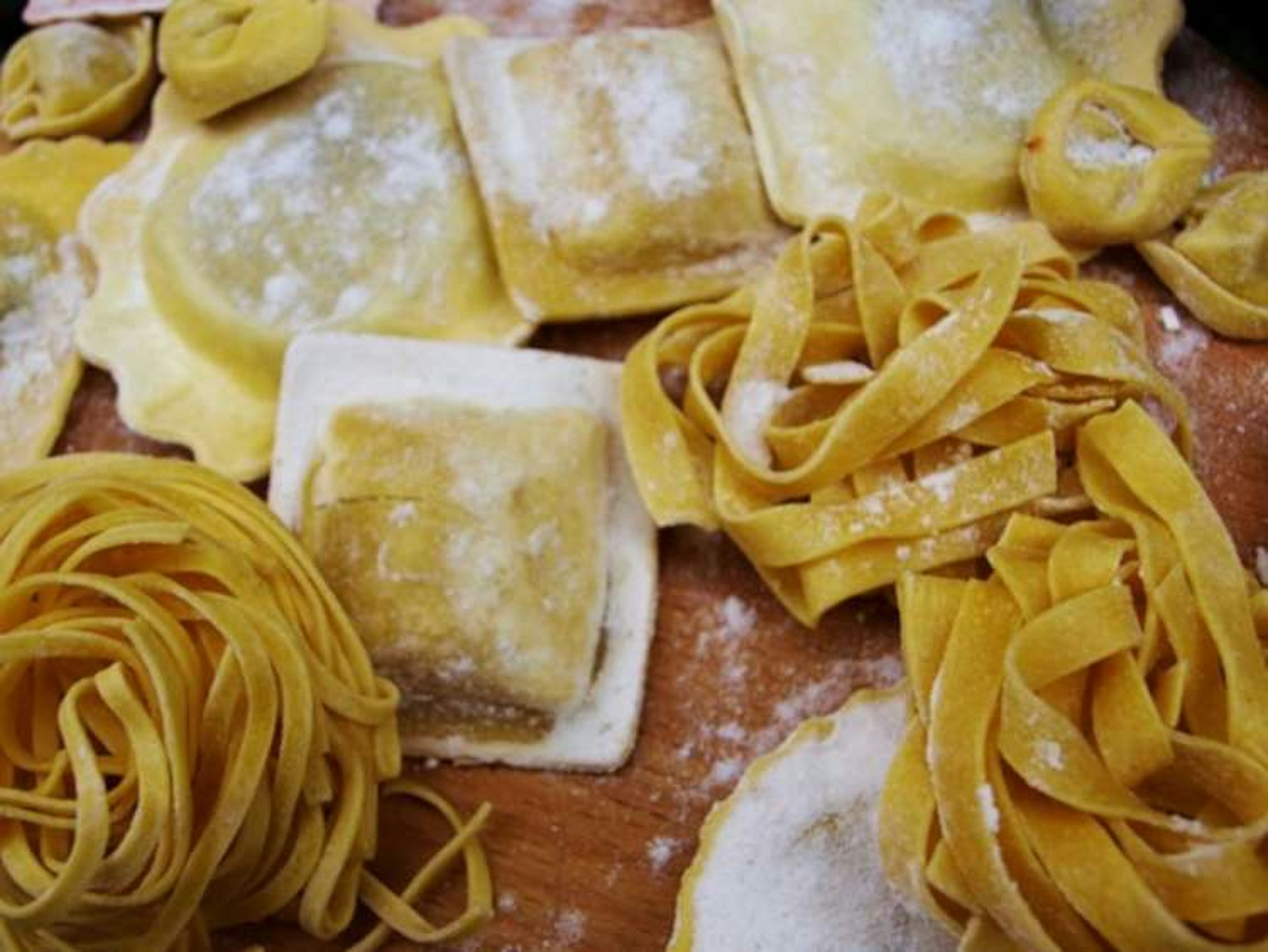 Fresh flour-dusted Italian pasta, tagliatelle is on the right. Image by Chris Rubberdragon / CC BY-SA 2.0