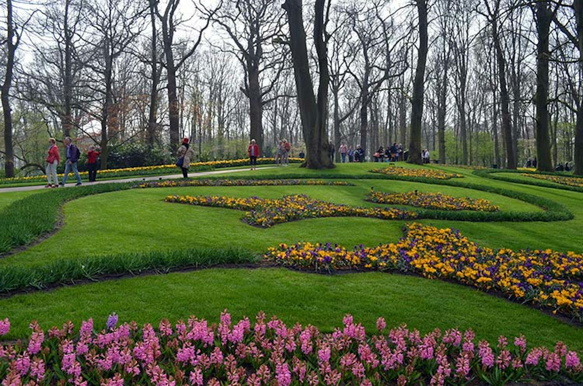 Springtime strolling in the Keukenhof gardens. Image by Kate Morgan / Lonely Planet.
