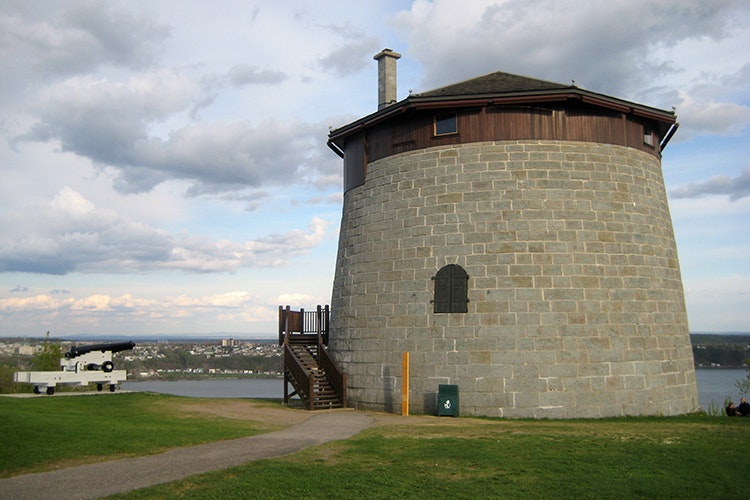 Built by the British to prevent attackers from getting close to Québec City's walls, the Martello towers' round shape allowed them to easily deflect artillery fire. Image by elPadawan / CC BY-SA 2.0