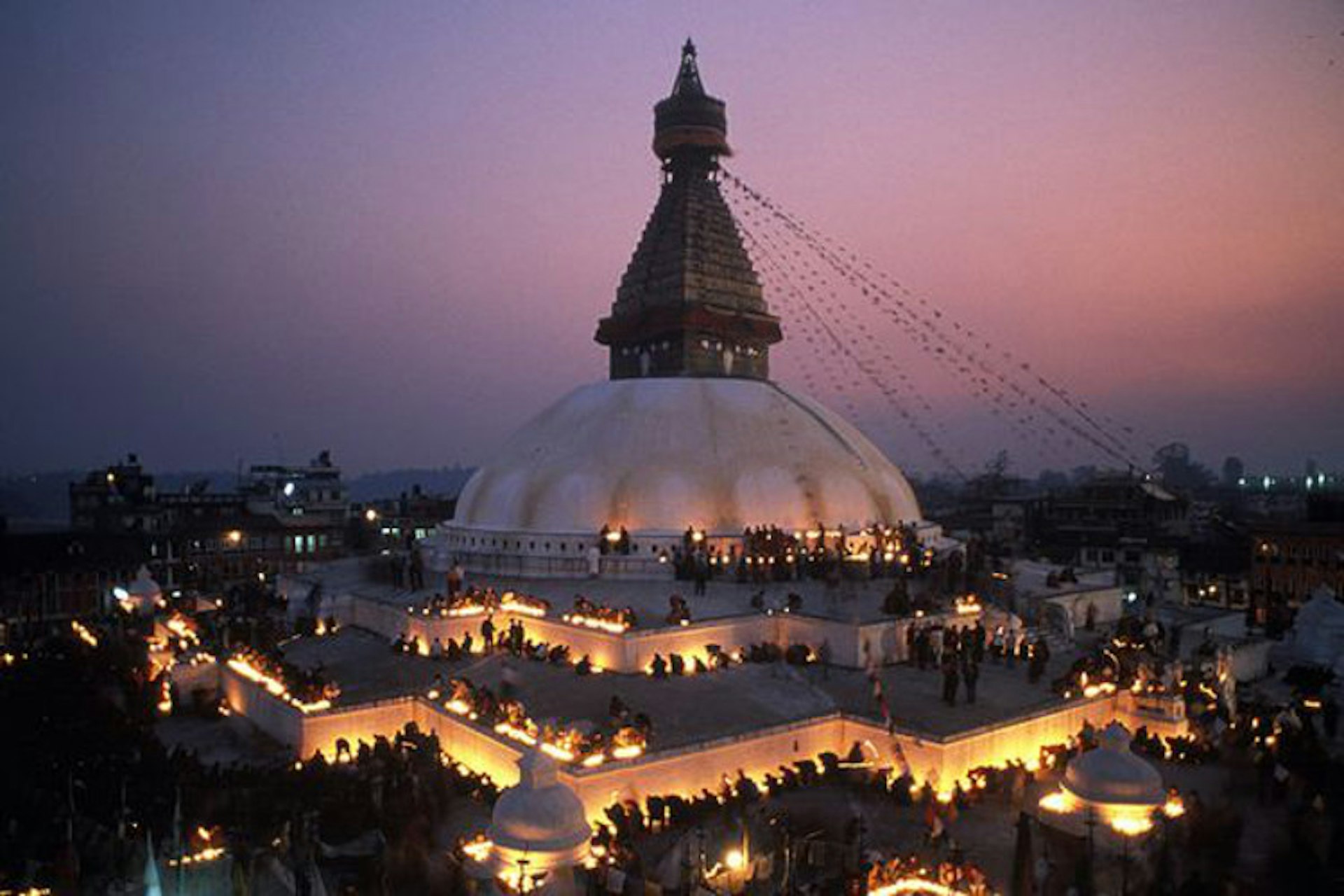 Bodhnath illuminated by butter lamps. Image by Biken2012 / CC BY-SA 2.0.