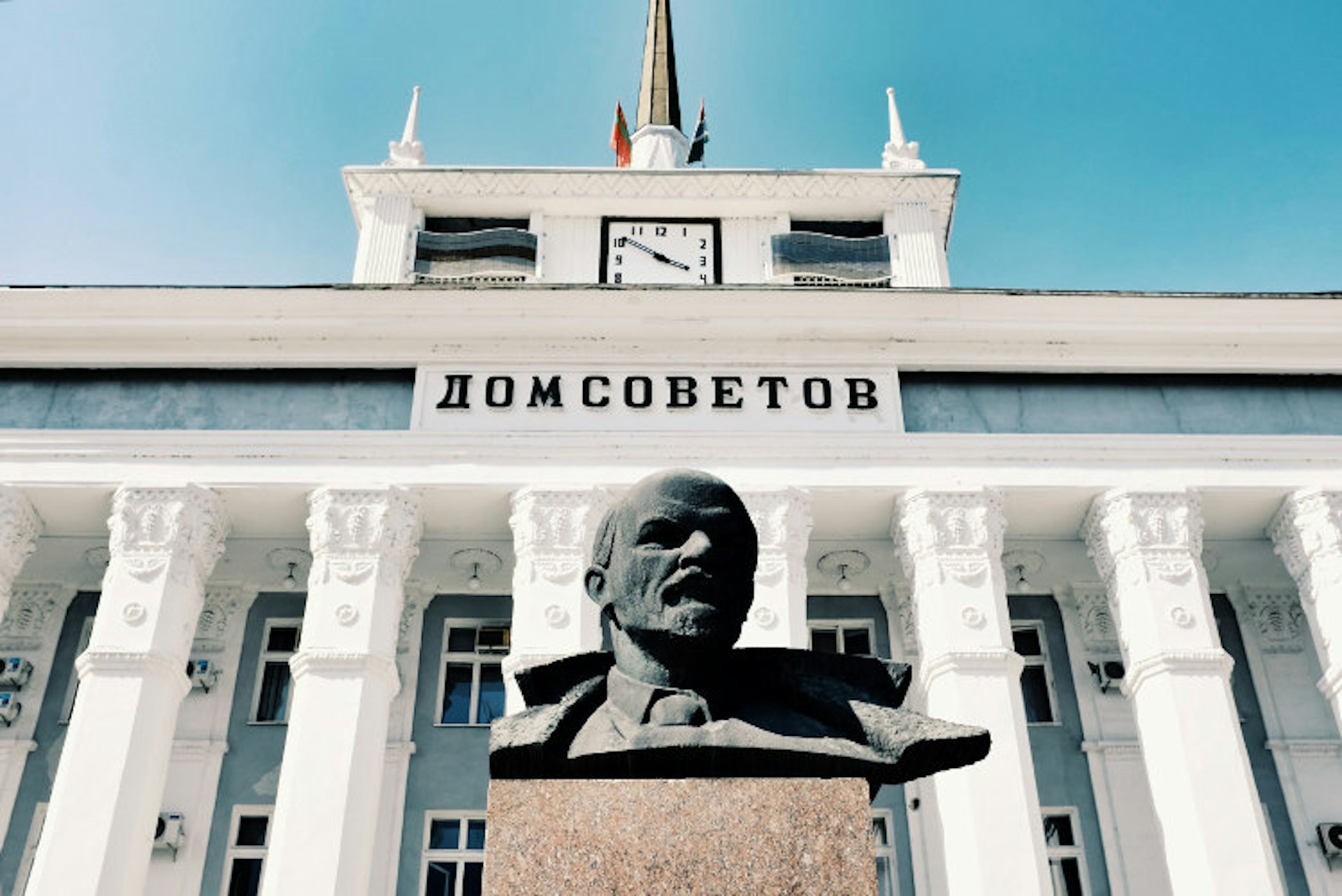 Lenin’s stern visage in front of Tiraspol’s House of Soviets. Image by Mark Baker / Lonely Planet