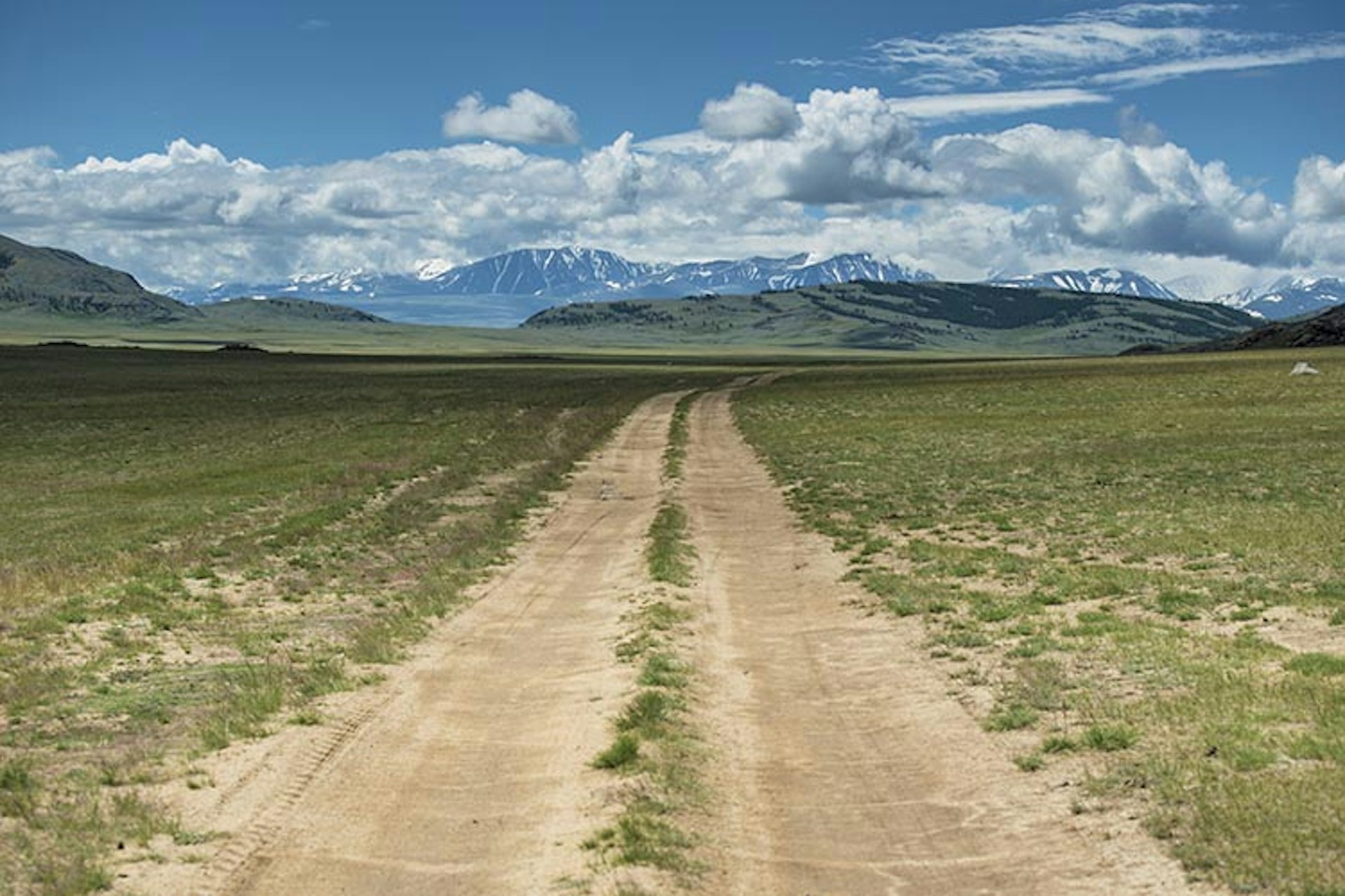 The road to nowhere: dirt track to the Altai. Image by David Baxendale / Lonely Planet