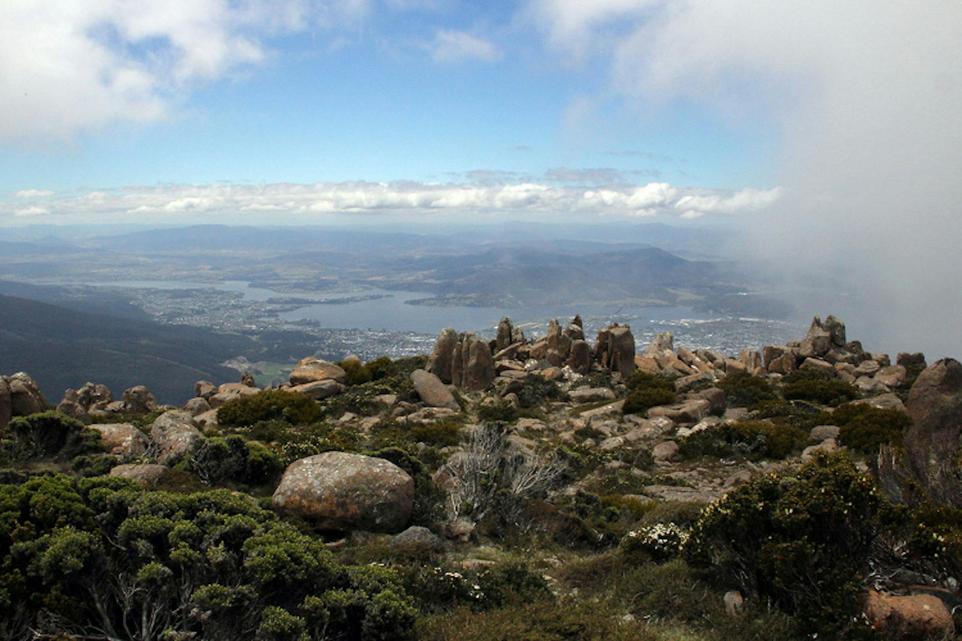 Views from the summit of Mt Wellington / Image by Jeffowenphotos / CC BY 2.0