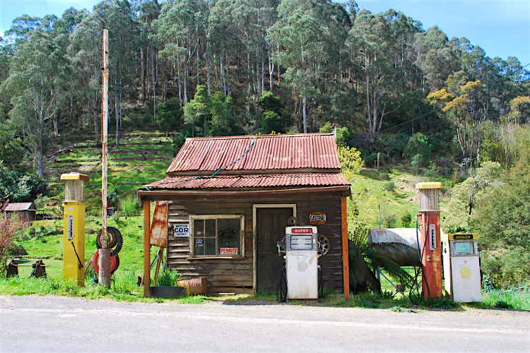 Features - petrol-station-australia road trip Australia
