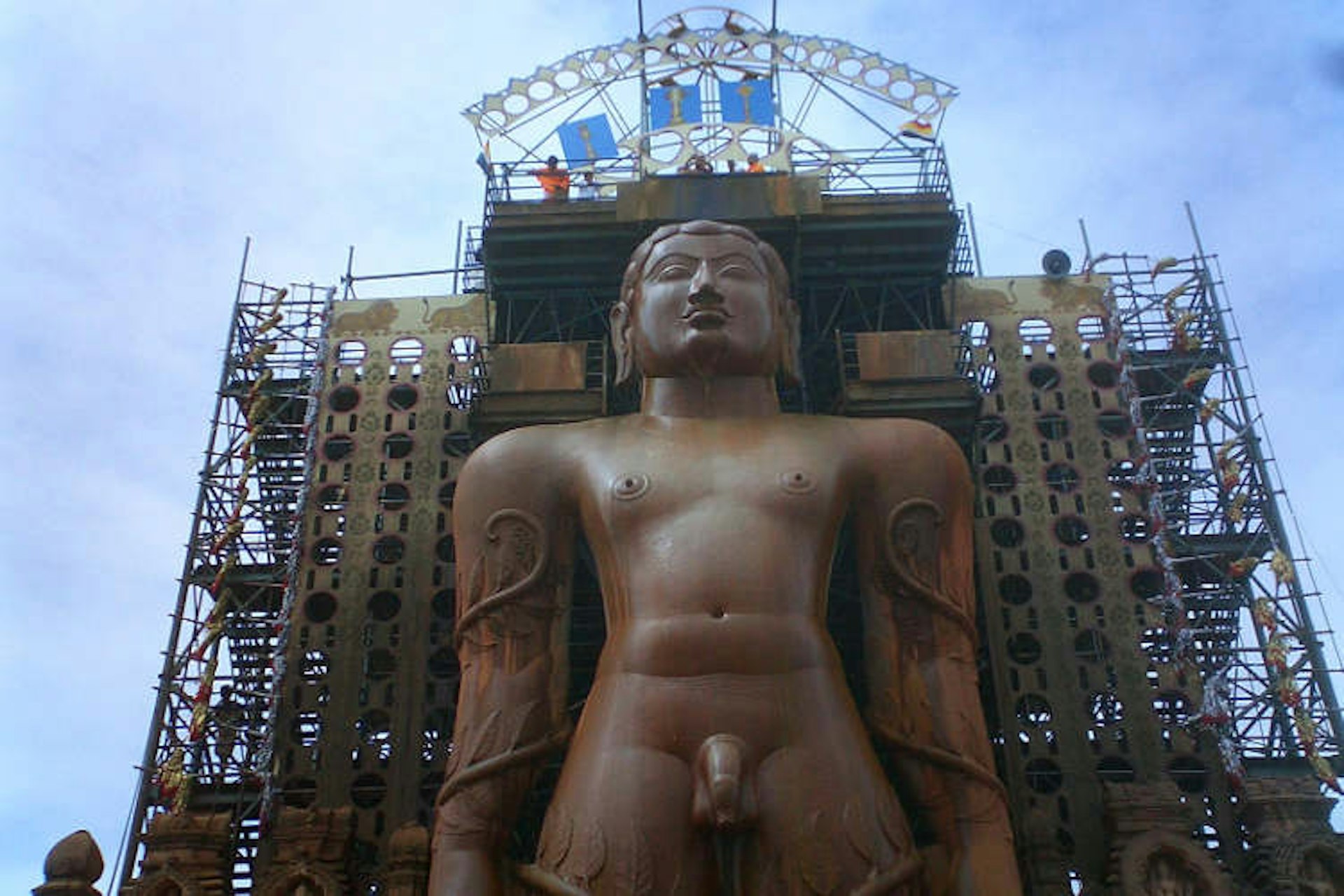 Monumental statue of Gomateshvara, Sravanabelagola. Image by micah craig / CC BY-SA 2.0.