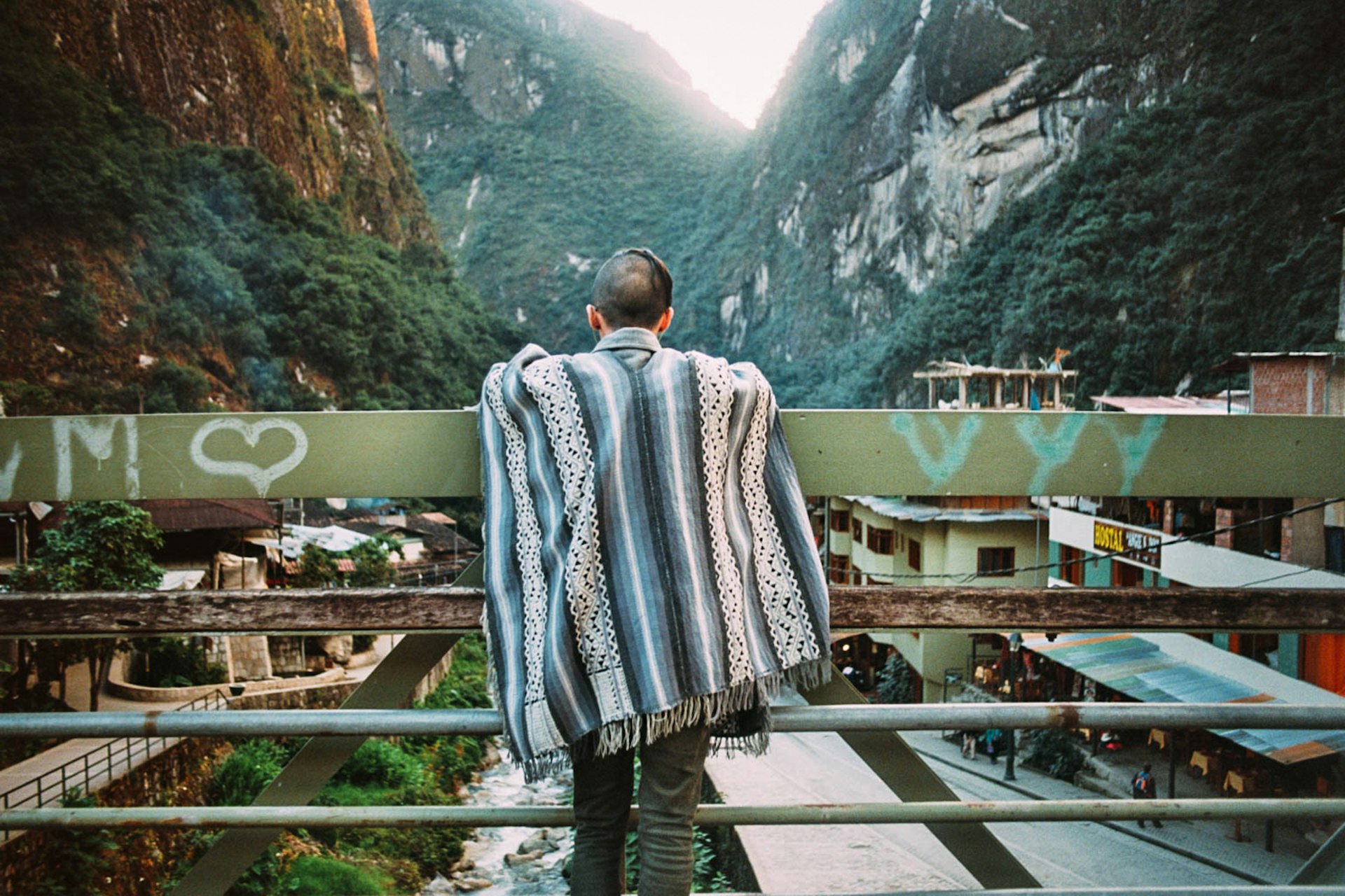 A man in a poncho looks over the side of the bridge at the valley in Aguascalientes © Canela Rodal / EyeEm / Getty Images