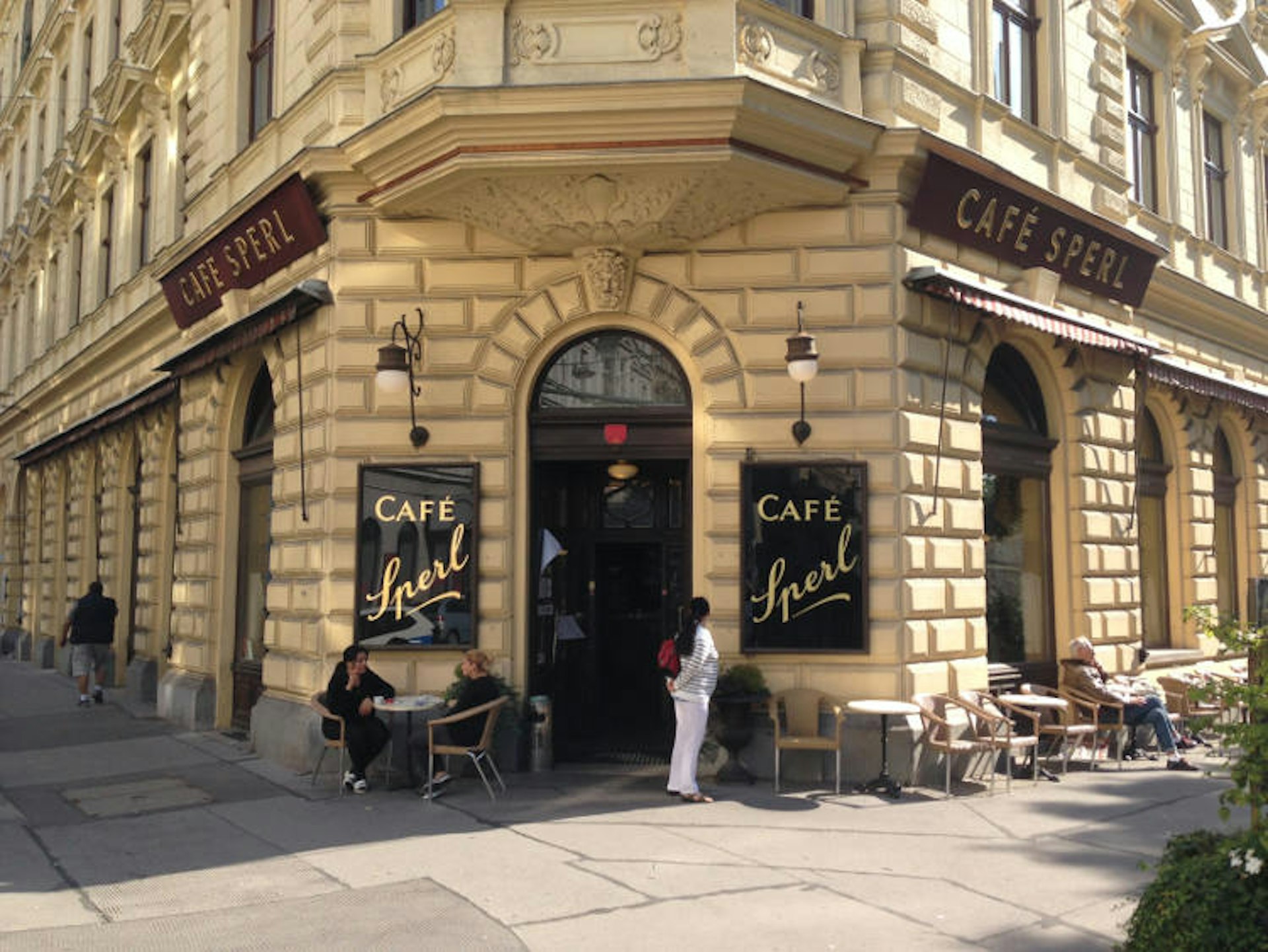 Café Sperl, one of the finest coffee houses in the city. Image by Andrew Nash/CC BY-SA 2.0