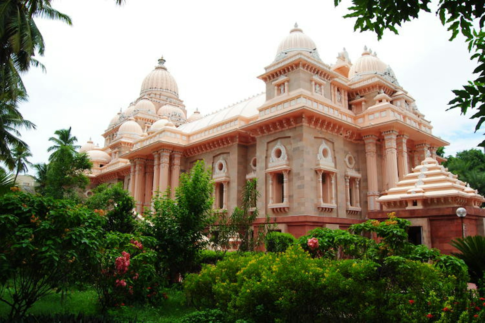 Domes of the Universal Temple at Sri Ramakrishna Math. Image by John Noble / Lonely Planet.