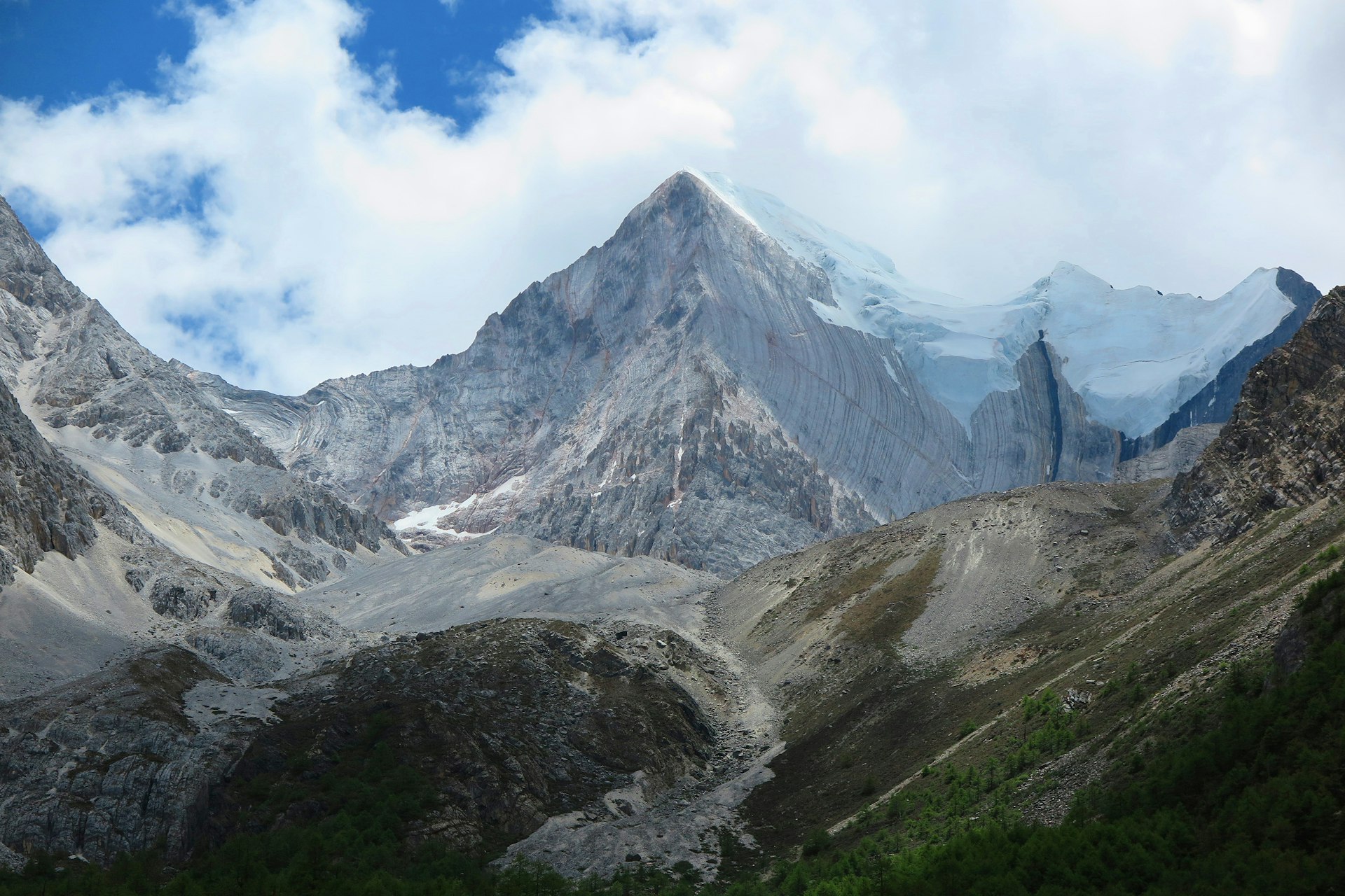 The imposing peaks of Yading. Image by Tienlon Ho / Lonely Planet