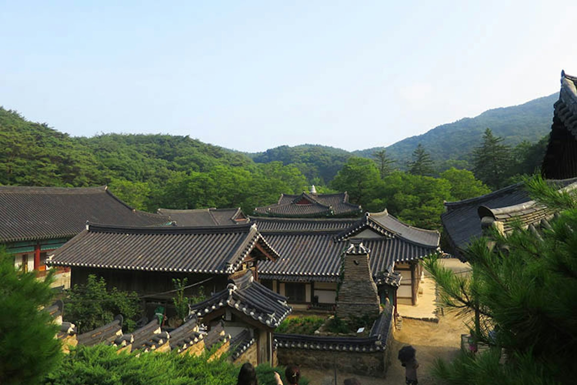 Korean temples are often located in the mountains. Image by Megan Eaves / Lonely Planet
