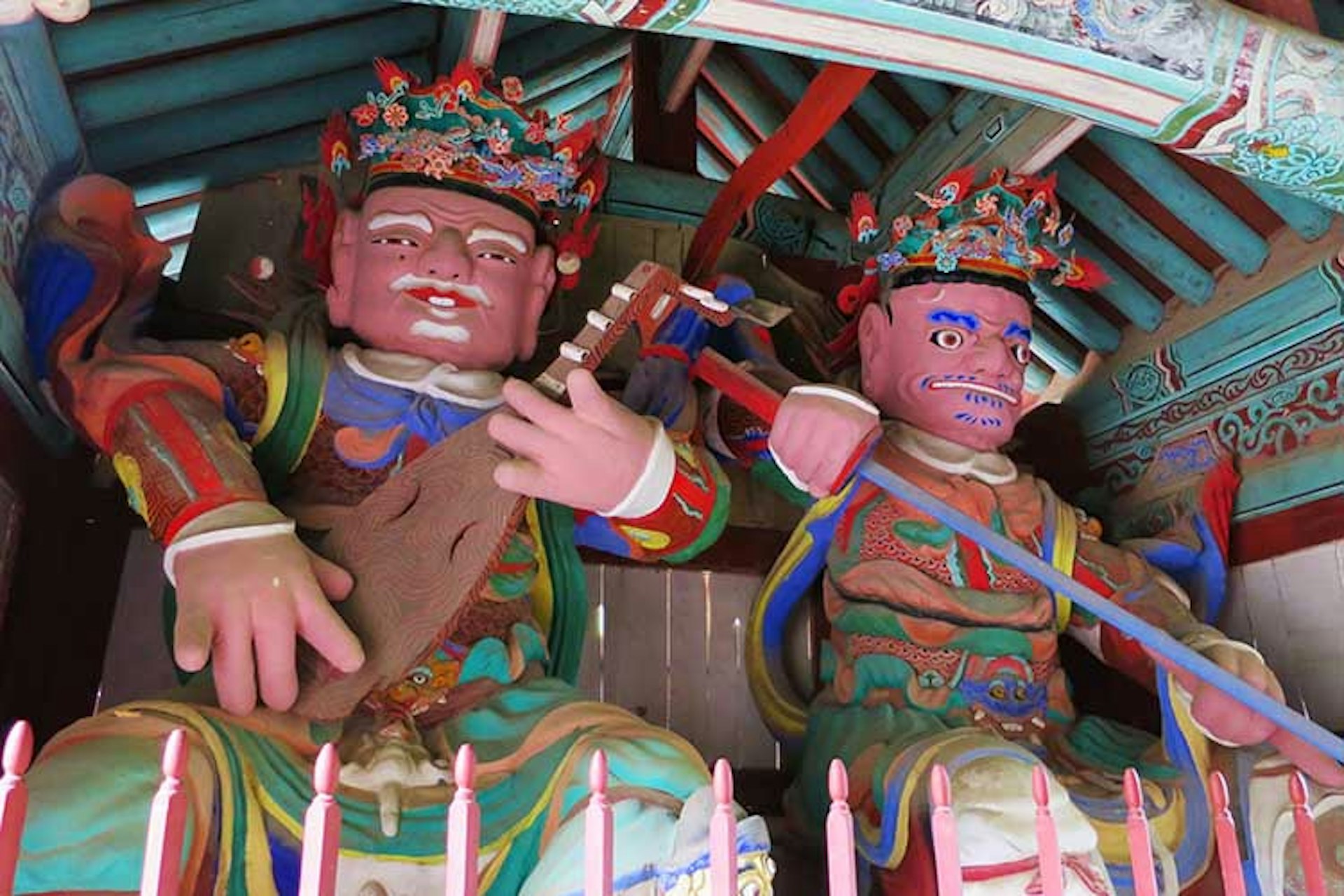 Two of the Heavenly Kings guard the entrance to the temple. Image by Megan Eaves / Lonely Planet