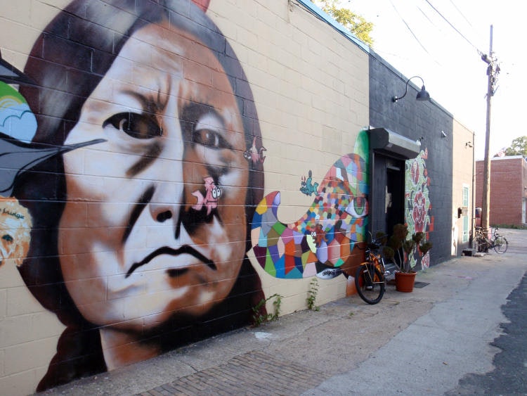 Sitting Bull and other murals lead you to The Fridge. Image by Daniel Lobo / CC BY 2.0