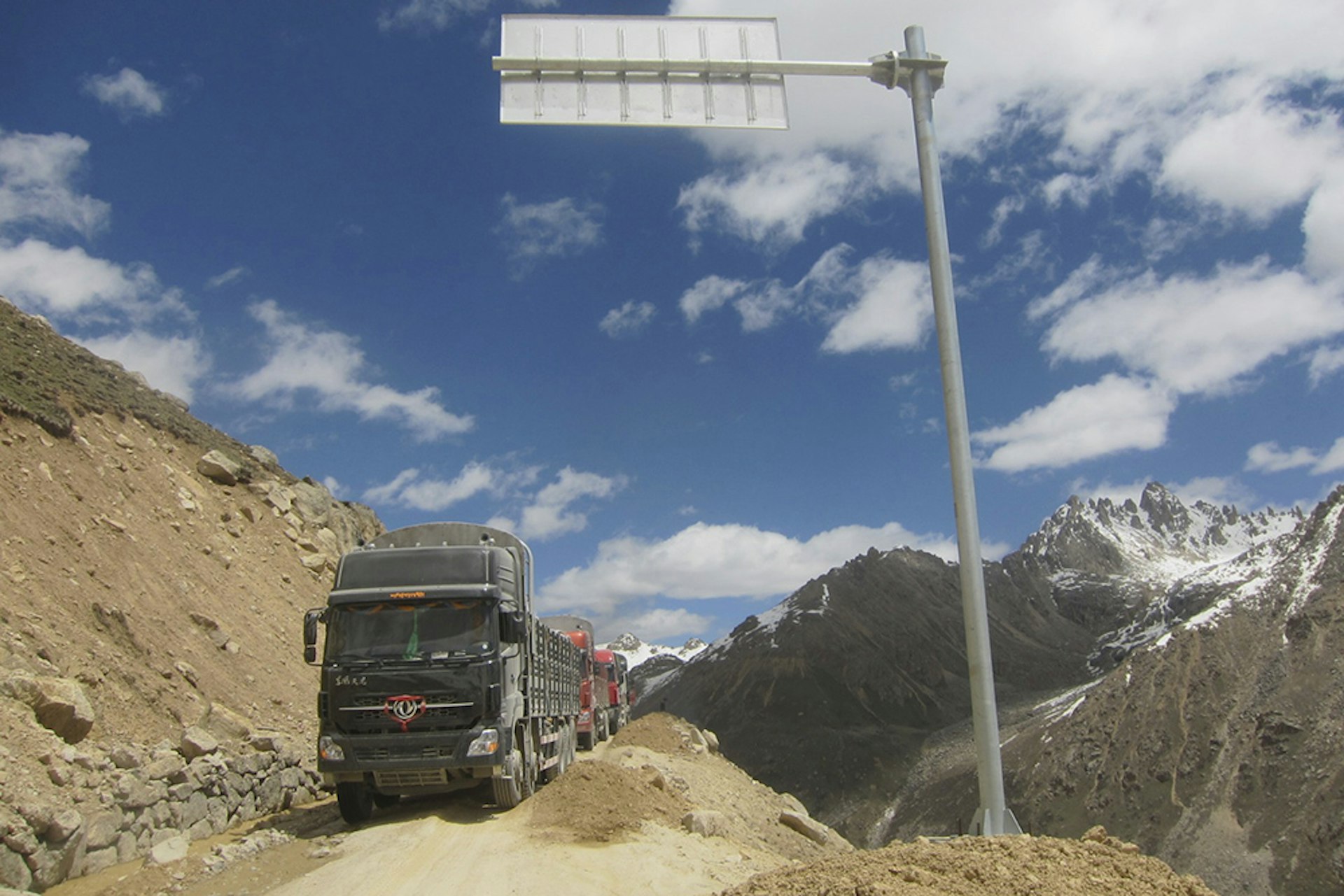 The Chola mountain pass rises up 5050m and is officially a two-lane road. Image by Tienlon Ho / Lonely Planet