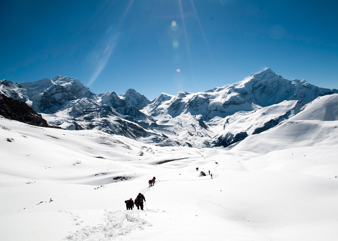 Approaching the Thorung La in snow. Image by vetlesk / CC BY-SA 2.0.