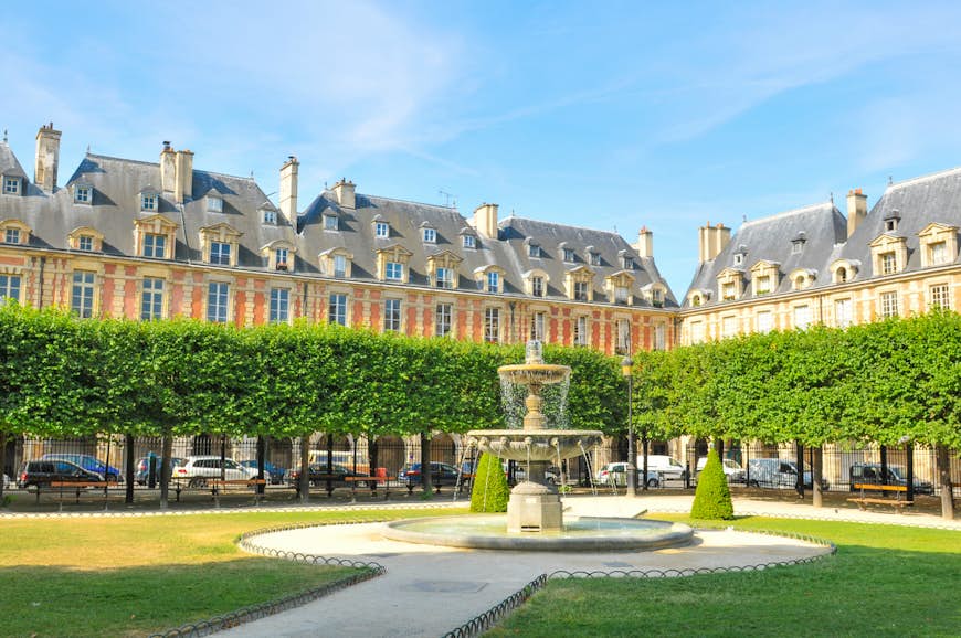 The sun beats down on Place des Vosges
