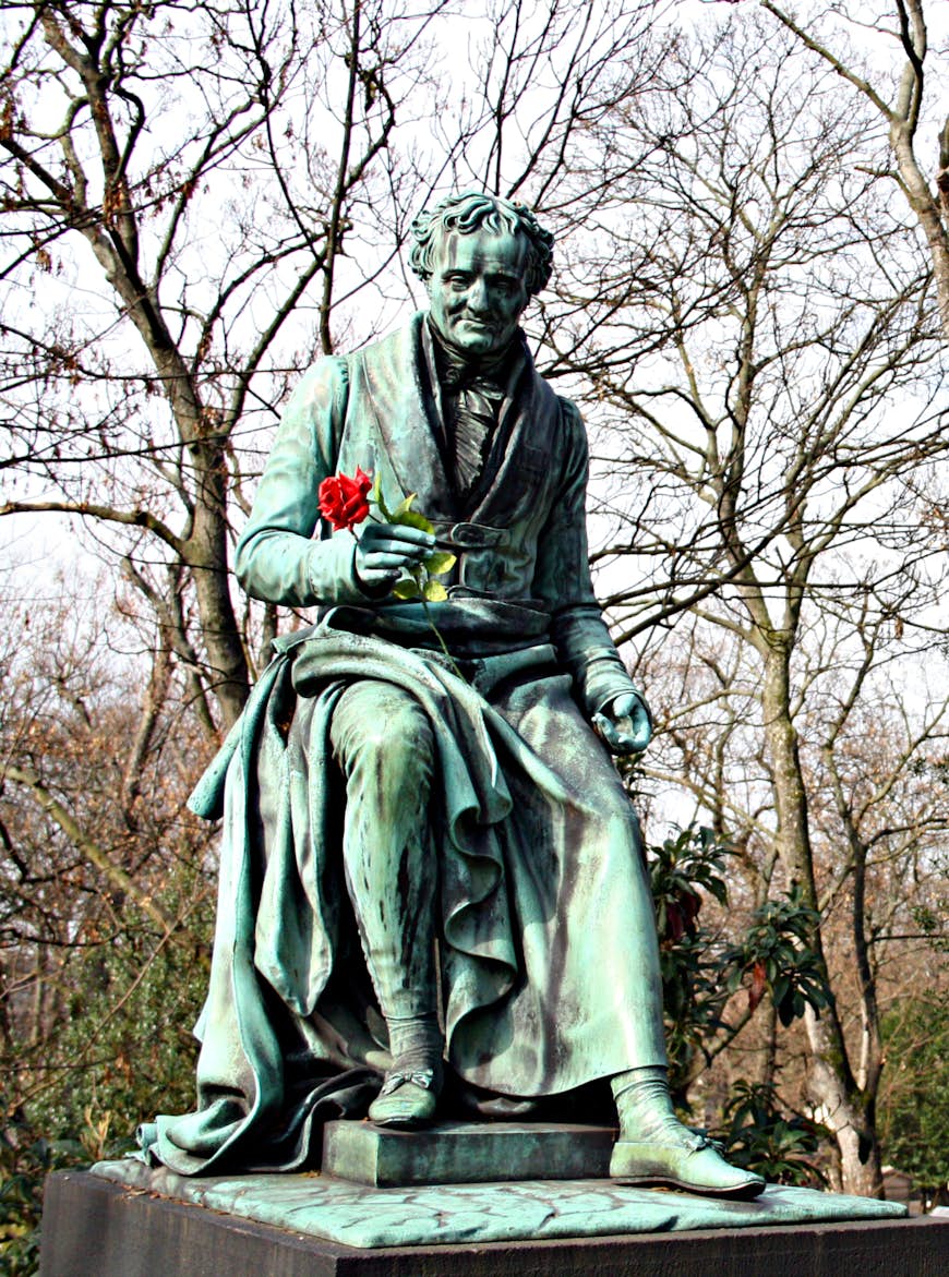 A statue on a grave in Cimetière du Père Lachaise, Paris