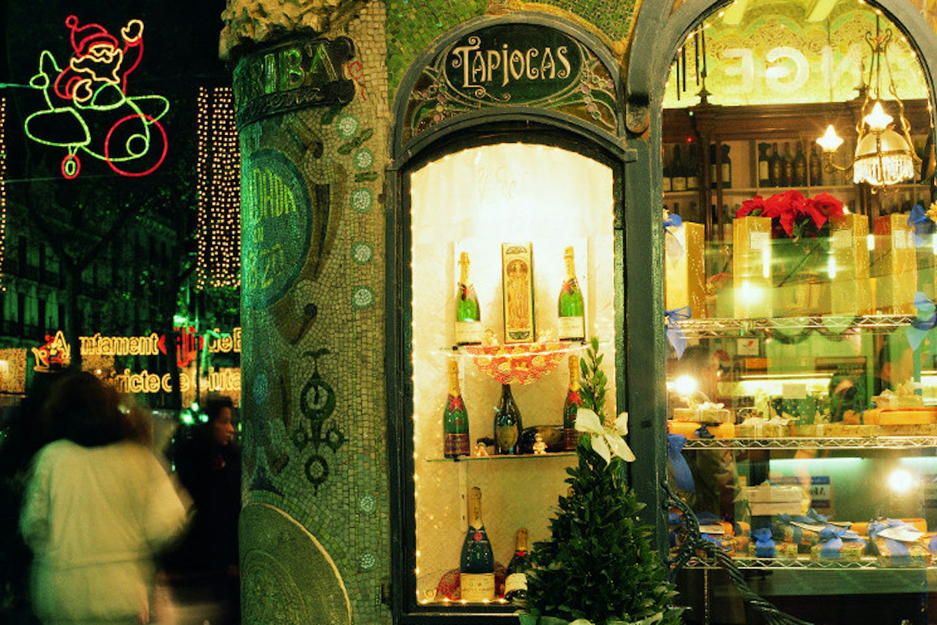 A festive shop display in Barcelona. Image © Barcelona Turisme