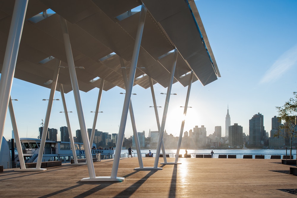 Manhattan view from Long Island City. Image courtesy of the Queens Tourism Council.