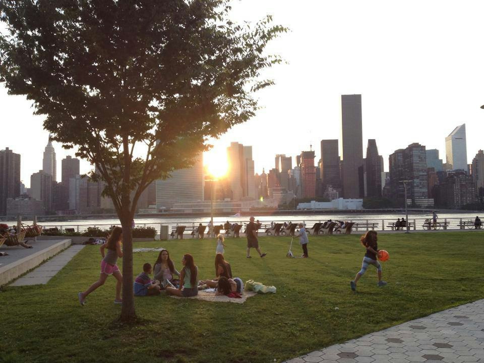 Enjoying the view of Manhattan from Long Island City, Queens. Image courtesy of LIC Partnership.