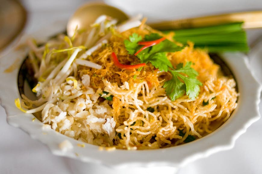 En maträtt med mee grorp, en maträtt med krispiga friterade nudlar, som serveras i Bangkok © Austin Bush / Lonely Planet