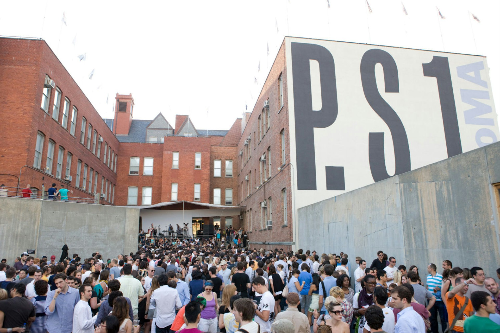 Crowds gather for PS1's annual Warm Up music series. Image courtesy of the Queens Tourism Council.