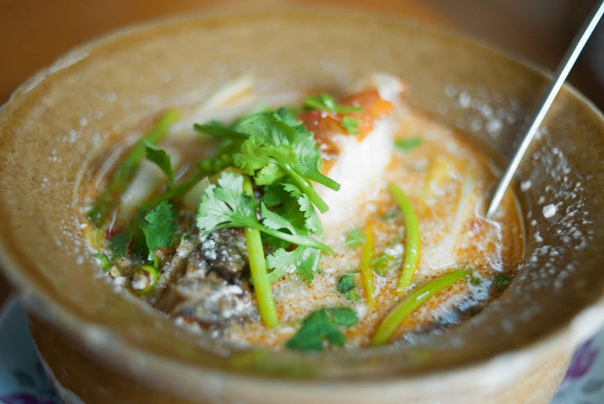 En skål med sur/kryddig tom yam, en soppa i thailändsk stil © Austin Bush / Lonely Planet