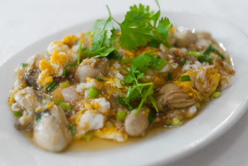 En rätt med eller sooan, ostron serveras på en klibbig, äggig smet, Bangkok © Austin Bush / Lonely Planet