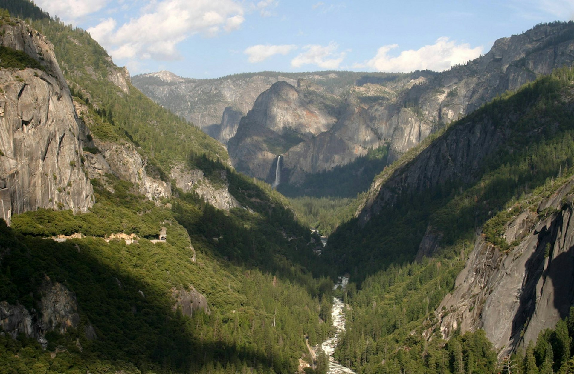 View down Yosemite Valley. Image by Frank Kovalchek / CC BY 2.0 