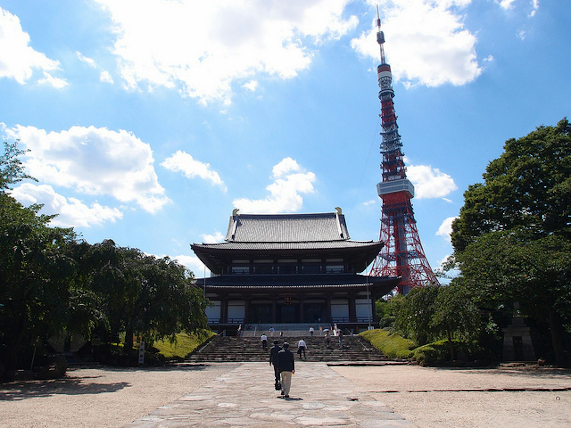 Zōjō-ji Temple and the Tokyo Tower. Photo by Guilhem Vellut / CC BY 2.0.