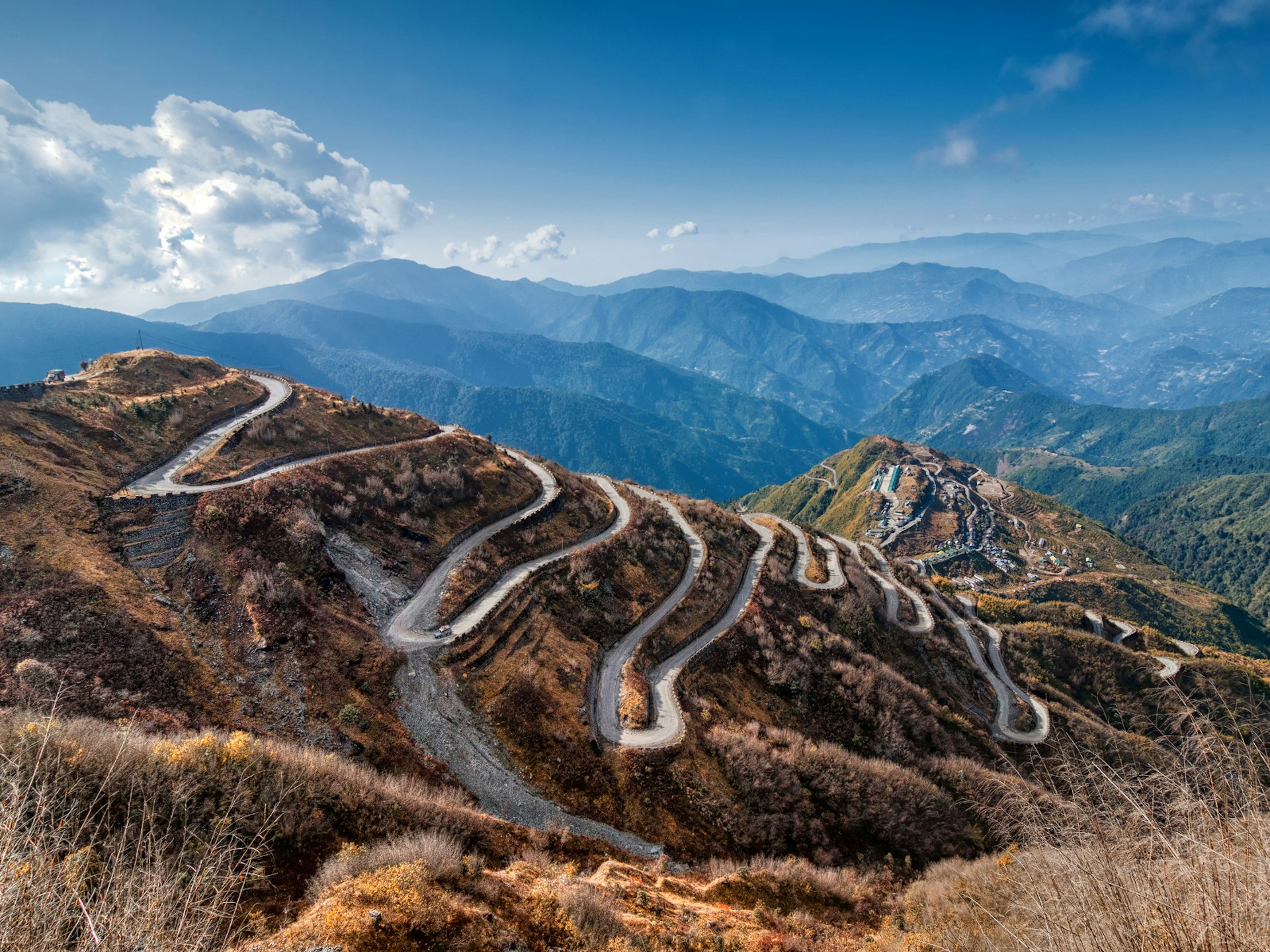 Jaw-dropping roads meet jaw-dropping scenery in China © Rudra Narayan Mitra / Shutterstock