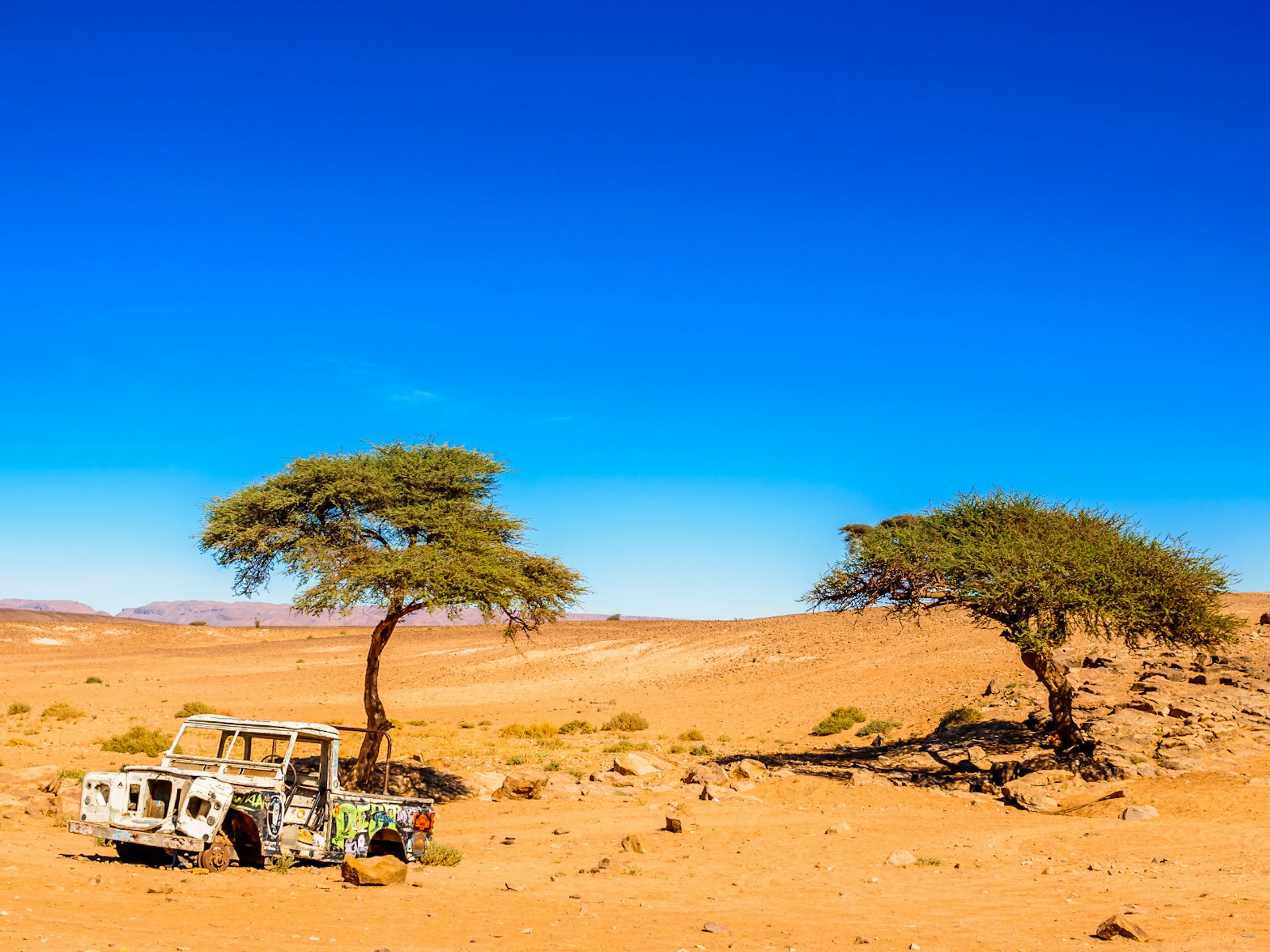 A wrecked vehicle in the Sahara desert © streetflash / Shutterstock