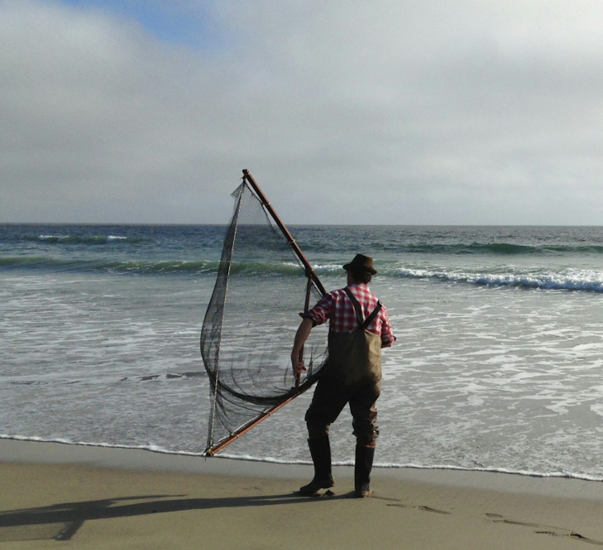 Kirk the forager catching his dinner at the beach. Image by Alison Bing / Lonely Planet