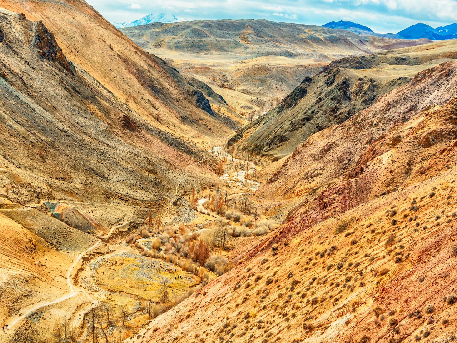 The colourful vistas of the rugged Kyzyl-Chin Mountains in Russia © Mademoiselle de Erotic / Shutterstock