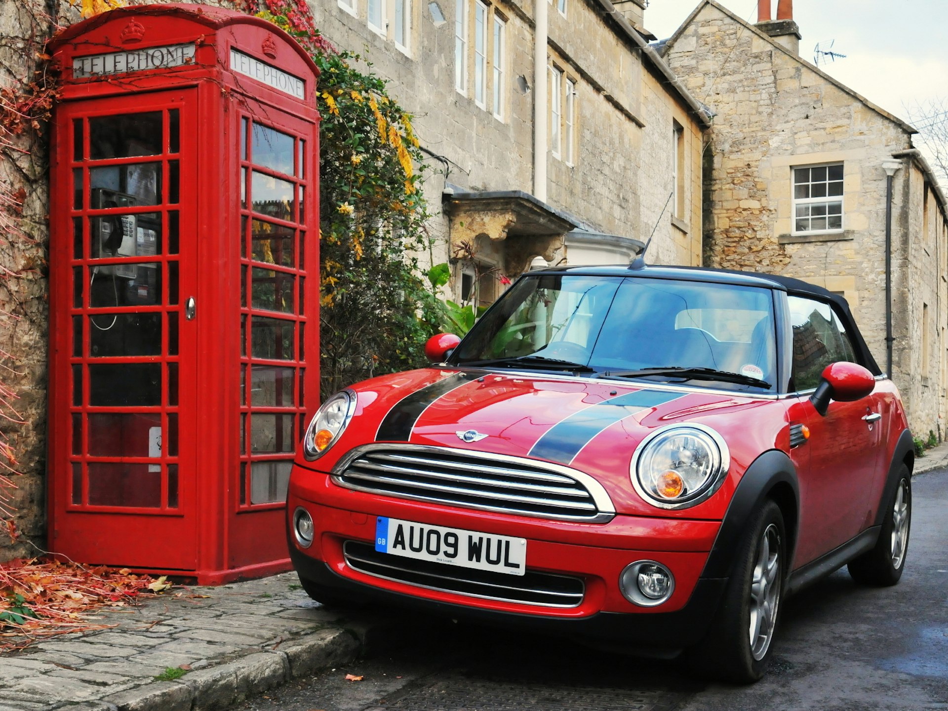 Cars english. Британский мини Купер. Мини Купер в Лондоне. Mini Cooper автомобили Великобритании. Мини Купер Британия.