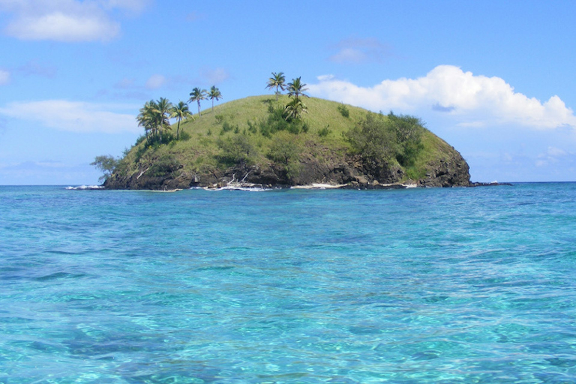 Island in western Fiji surround by crystal clear waters. Image by Chris Isherwood / CC by SA 2.0