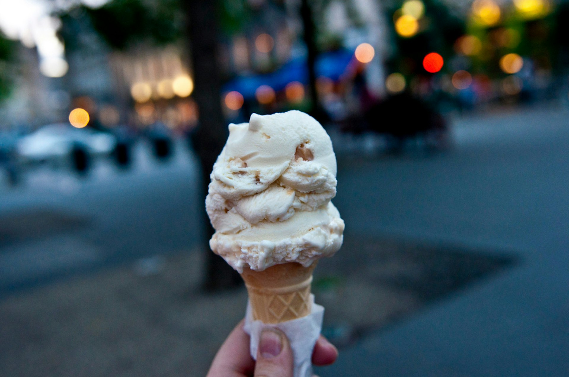 Enjoying ice cream on the Grassmarket. Image by Ashton / CC BY 2.0