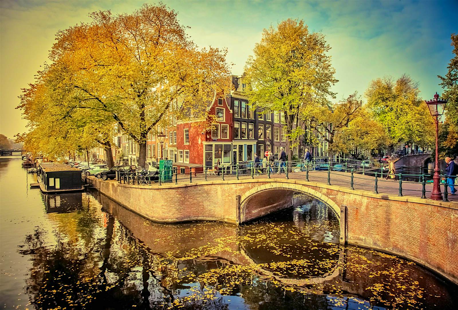 Features - shutterstock_1043891524_mini-20e0c6ee070d Beautiful canals and traditional Dutch buildings in Amsterdam, The Netherlands © melis / Shutterstock