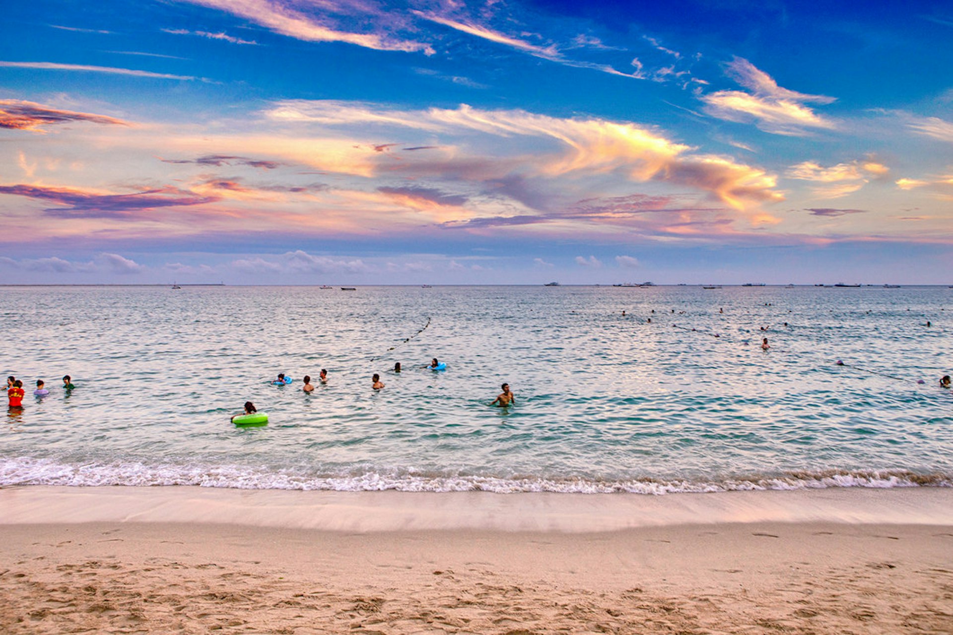 Sugary sands and pink sunsets on Hainan. Image by See-ming Lee / CC BY 2.0