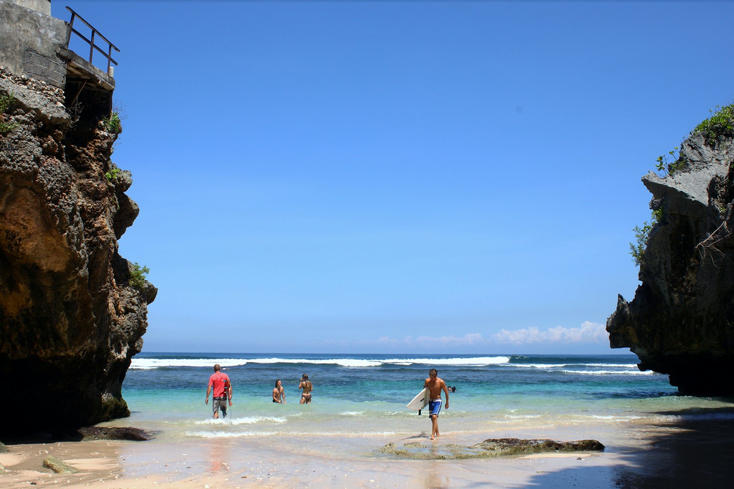 Blue sky and crashing surf during low tide at Uluwatu. Image by Samantha Chalker / Lonely Planet