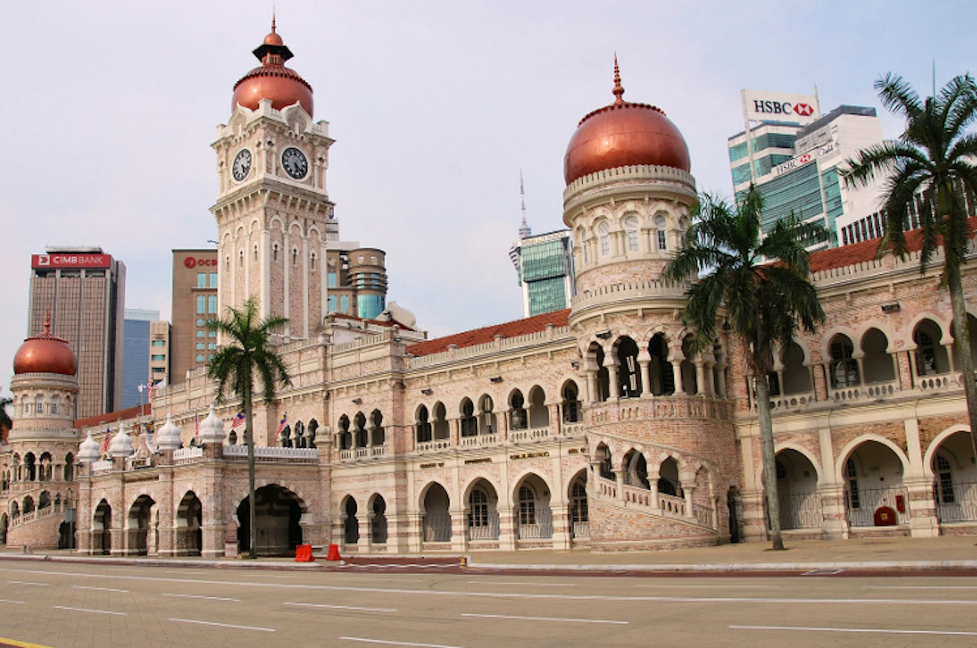 With copper-coloured domes and towers as intricately decorated as a wedding cake, the Sultan Abdul Samad Building is unmissable on a tour of KL. Image by Dimos Paraskevas / CC BY-SA 2.0