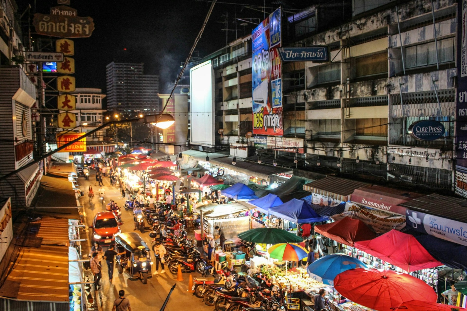 Vendors line and light up the street at Talat Warorot in Chiang Mai, Thailand © Alana Morgan / Lonely Planet